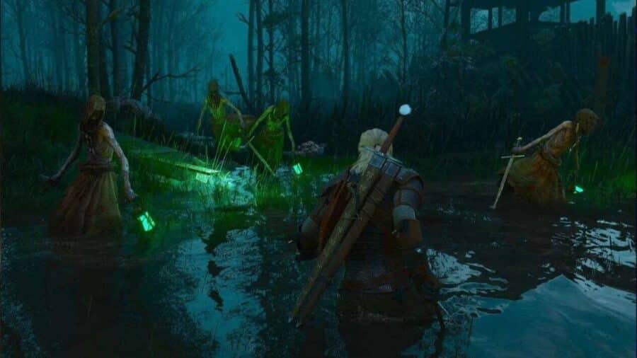 Geralt immerso nell'acqua torbida di una palude notturna mentre affronta streghe dell'acqua armate di lanterne dalla luminescenza verde spettrale.