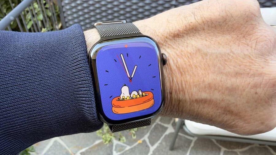 Apple Watch Series 12 al polso con quadrante Snoopy viola e cinturino Milanese scuro