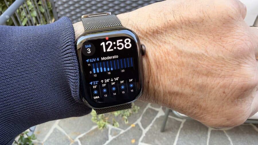 Apple Watch Series 12 con quadrante Modulare che mostra ora, indice UV e previsioni meteo