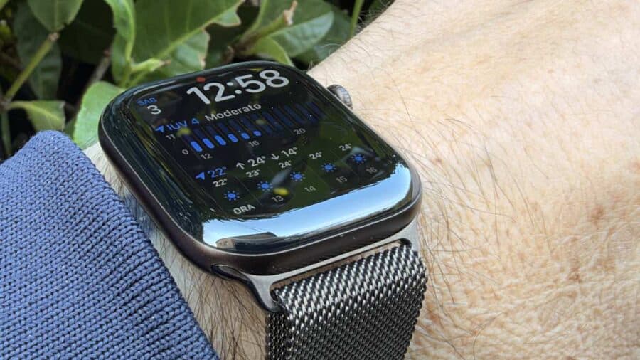 Dettaglio del vetro curvo e della cassa scura dell'Apple Watch Series 12 con cinturino Milanese