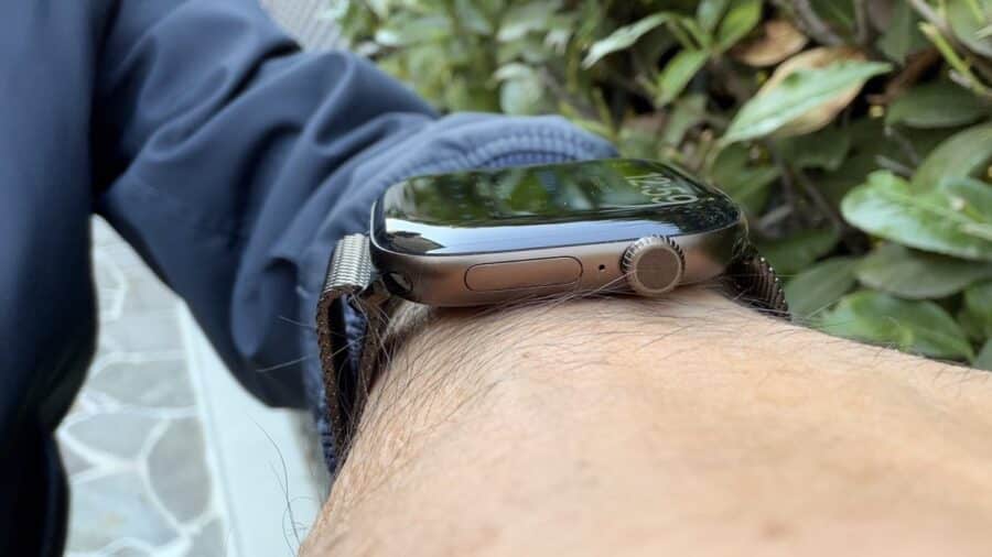 Profilo dell'Apple Watch Series 12 con Digital Crown, tasto laterale e microfono sulla cassa