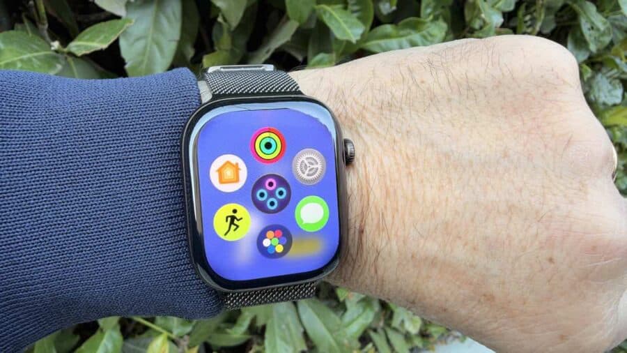 Schermata dell'Apple Watch Series 12 con icone di Attività, Casa, Messaggi e Allenamento