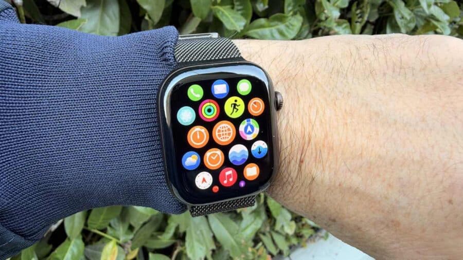 Griglia delle app dell'Apple Watch Series 12 con Telefono, Mail, Meteo, Musica e Bussola