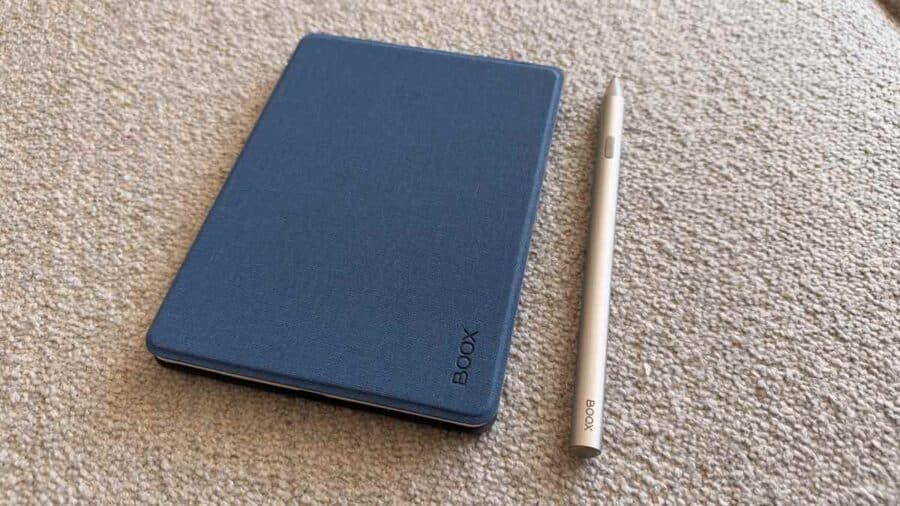 BOOX Go 6 Gen II con custodia magnetica blu chiusa e penna InkSense Plus appoggiata accanto