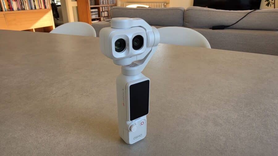 DJI Osmo Pocket 4P bianco perla in piedi su un tavolo