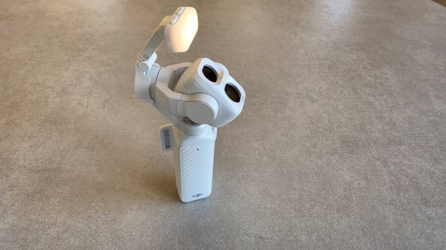 DJI Osmo Pocket 4P bianca con il gimbal inclinato e la luce di riempimento