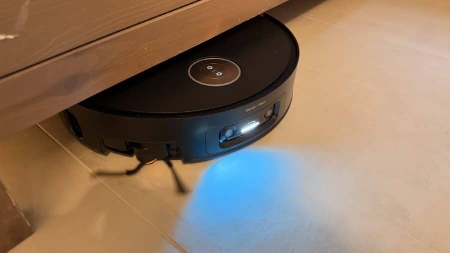 Robot Dreame sotto un mobile basso con luce frontale accesa