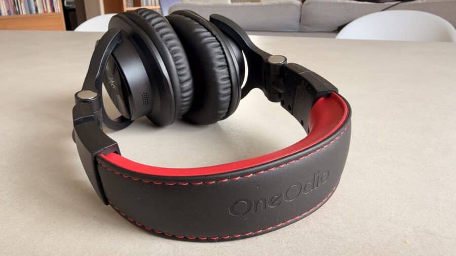 Archetto OneOdio Fusion A70 Gen 2 con logo e cuciture rosse