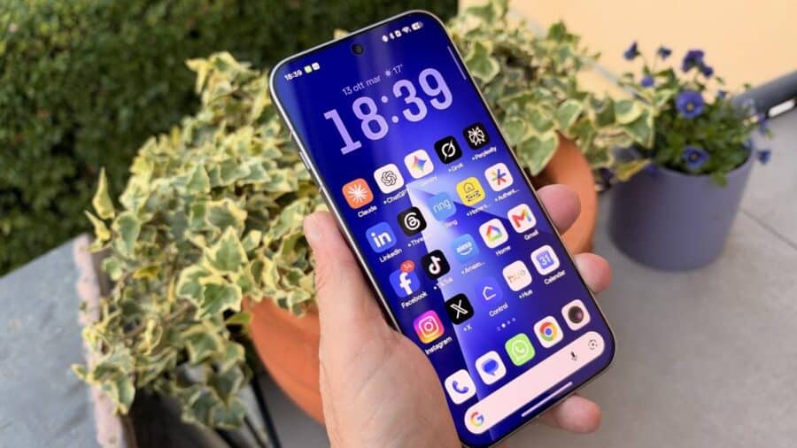 OPPO Find X10 Pro Max in mano con la schermata Home di ColorOS 17 e le icone delle app AI sul display