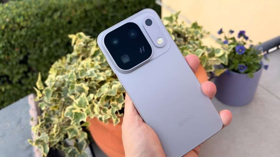 OPPO Find X10 Pro Max in mano visto da dietro, colorazione grigia con isola fotografica Hasselblad