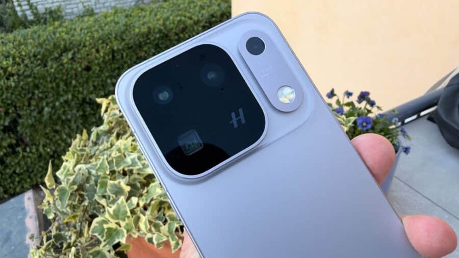 Dettaglio del modulo fotocamera di OPPO Find X10 Pro Max con tre sensori, logo Hasselblad e flash