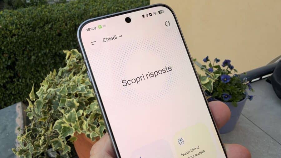 Primo piano dello schermo di OPPO Find X10 Pro Max con la schermata “Scopri risposte” di OPPO AI