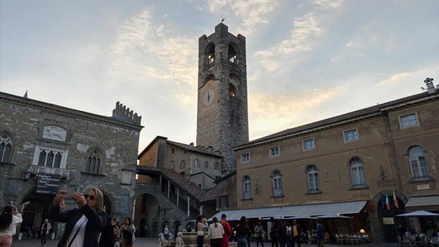 Piazza vecchia in città alta a Bergamo e il campione