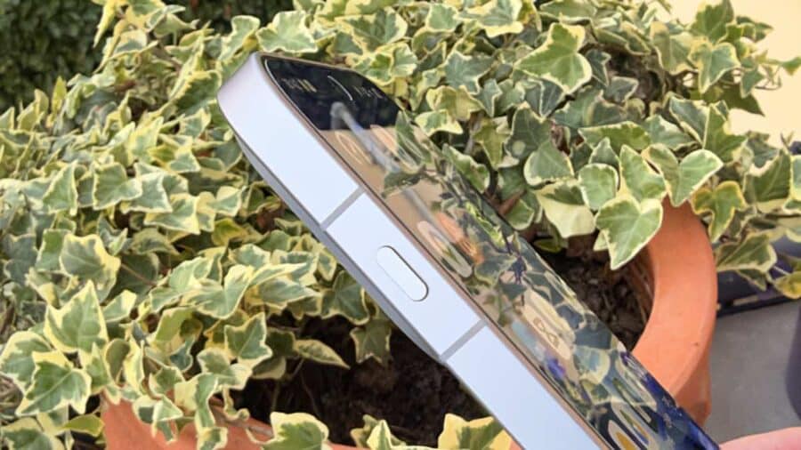 Lato sinistro di OPPO Find X10 Pro Max con il tasto Snap Key sul telaio in alluminio segmentato
