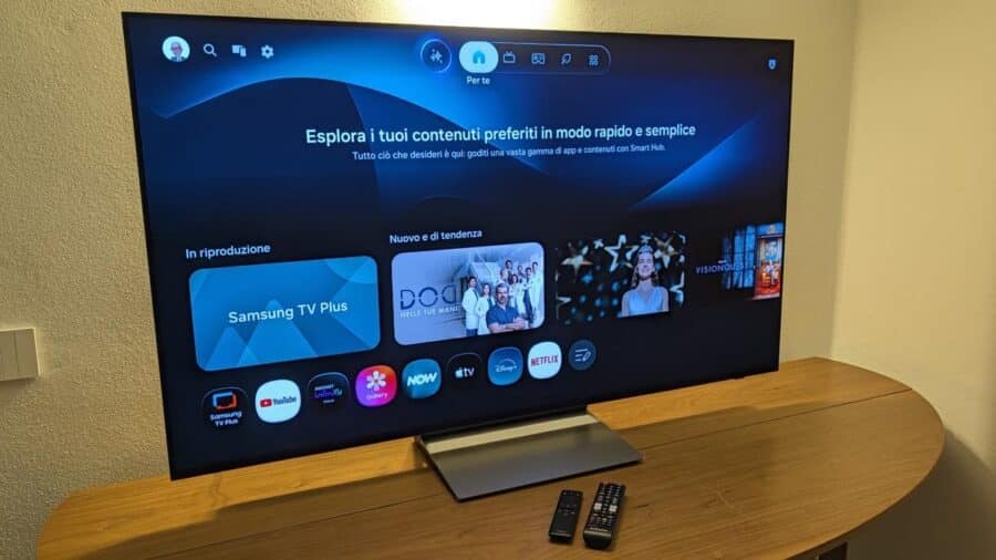 Samsung S90H OLED 55 pollici sul mobile con la schermata Home Tizen e la riga di app in evidenza