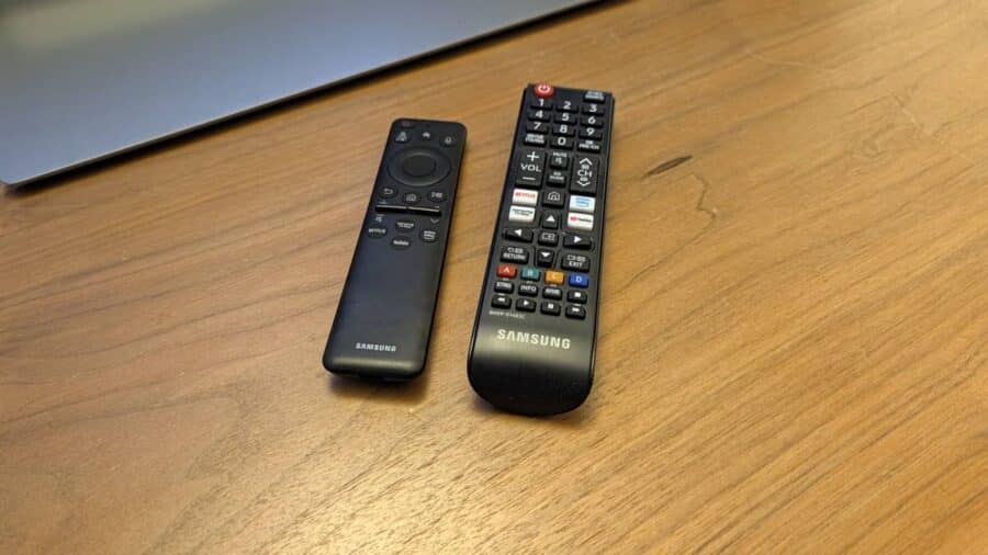 Samsung S90H OLED, i due telecomandi in dotazione: quello compatto e quello classico con tasti numerici