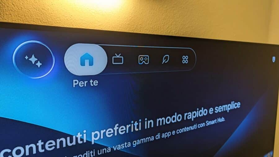Samsung S90H OLED, barra di navigazione di Tizen con icona AI, Home, TV e Giochi in primo piano