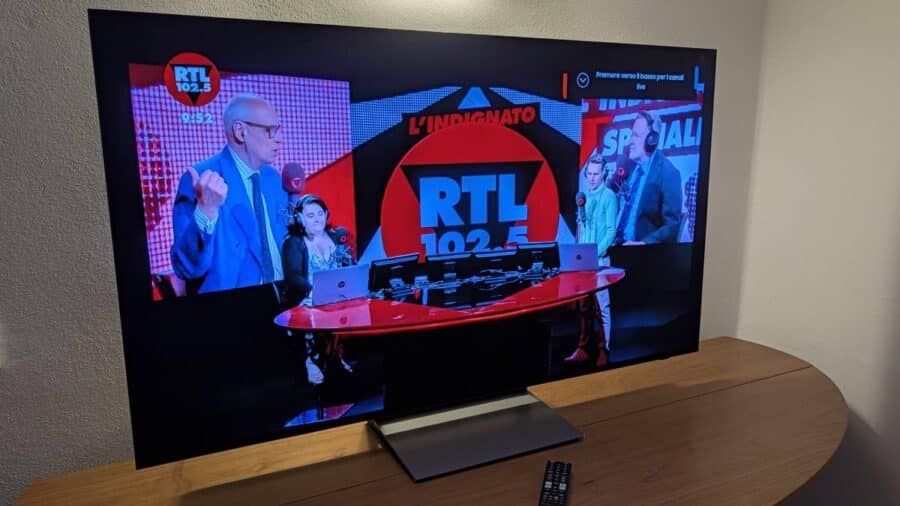 Samsung S90H OLED riproduce in diretta lo studio di RTL 102.5 con colori saturi su fondo nero